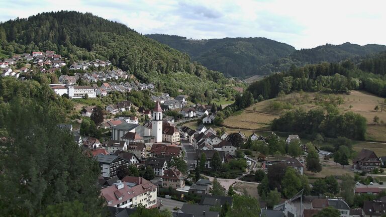 Dieses Bild zeigt eine Webcam-Aufnahme von Ottenhöfen, aufgenommen am Montag, den 10.08.2026 um 17:10 Uhr