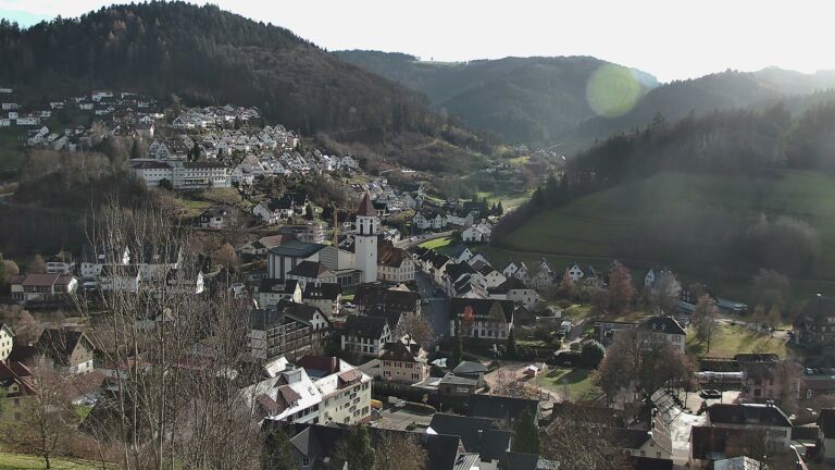 Dieses Bild zeigt eine Webcam-Aufnahme von Ottenhöfen, aufgenommen am Donnerstag, den 18.12.2025 um 13:20 Uhr