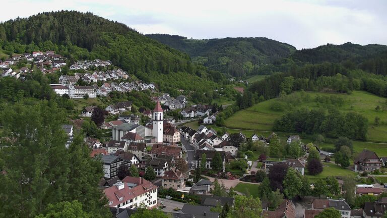 Dieses Bild zeigt eine Webcam-Aufnahme von Ottenhöfen, aufgenommen am Montag, den 18.05.2026 um 18:20 Uhr