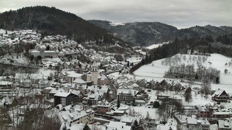 Dieses Bild zeigt eine Webcam-Aufnahme von Ottenhöfen, aufgenommen am Sonntag, den 04.01.2026 um 10:10 Uhr