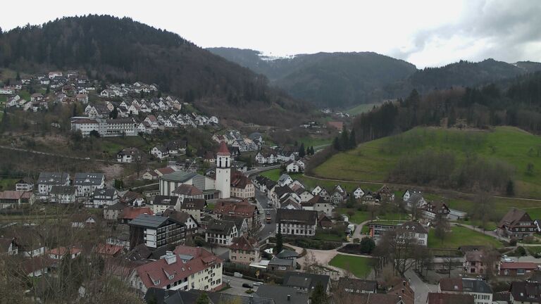 Dieses Bild zeigt eine Webcam-Aufnahme von Ottenhöfen, aufgenommen am Mittwoch, den 01.04.2026 um 13:00 Uhr