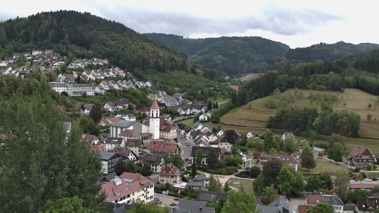 Dieses Bild zeigt eine Webcam-Aufnahme von Ottenhöfen, aufgenommen am Freitag, den 28.08.2026 um 14:00 Uhr