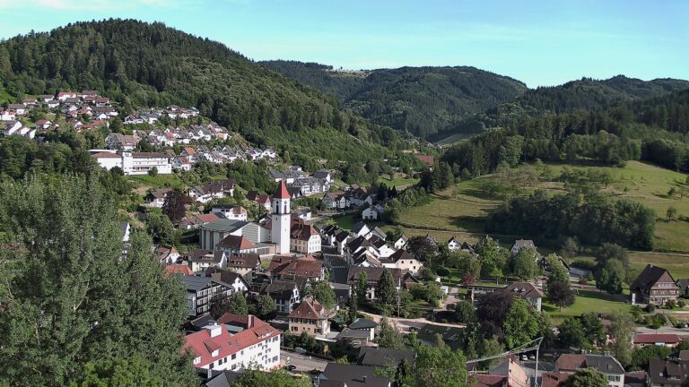 Dieses Bild zeigt eine Webcam-Aufnahme von Ottenhöfen, aufgenommen am Freitag, den 03.07.2026 um 18:50 Uhr