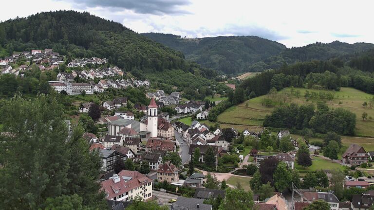 Dieses Bild zeigt eine Webcam-Aufnahme von Ottenhöfen, aufgenommen am Sonntag, den 05.07.2026 um 16:10 Uhr
