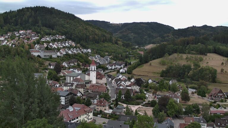 Dieses Bild zeigt eine Webcam-Aufnahme von Ottenhöfen, aufgenommen am Dienstag, den 18.08.2026 um 17:00 Uhr