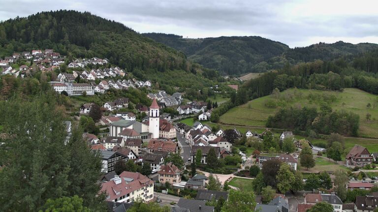 Dieses Bild zeigt eine Webcam-Aufnahme von Ottenhöfen, aufgenommen am Freitag, den 18.09.2026 um 15:30 Uhr