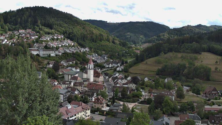 Dieses Bild zeigt eine Webcam-Aufnahme von Ottenhöfen, aufgenommen am Freitag, den 28.08.2026 um 16:30 Uhr