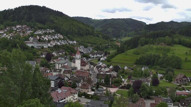 Dieses Bild zeigt eine Webcam-Aufnahme von Ottenhöfen, aufgenommen am Dienstag, den 12.05.2026 um 13:00 Uhr