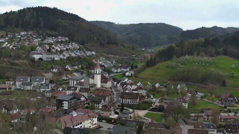 Dieses Bild zeigt eine Webcam-Aufnahme von Ottenhöfen, aufgenommen am Freitag, den 10.04.2026 um 17:00 Uhr