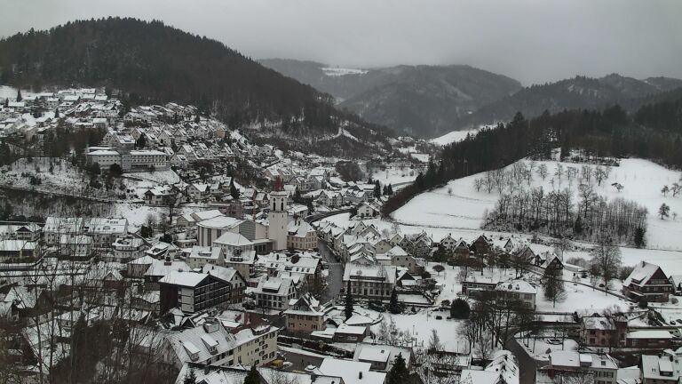 Dieses Bild zeigt eine Webcam-Aufnahme von Ottenhöfen, aufgenommen am Donnerstag, den 08.01.2026 um 12:50 Uhr