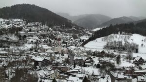 Dieses Bild zeigt eine Webcam-Aufnahme von Ottenhöfen, aufgenommen am Donnerstag, den 08.01.2026 um 13:10 Uhr