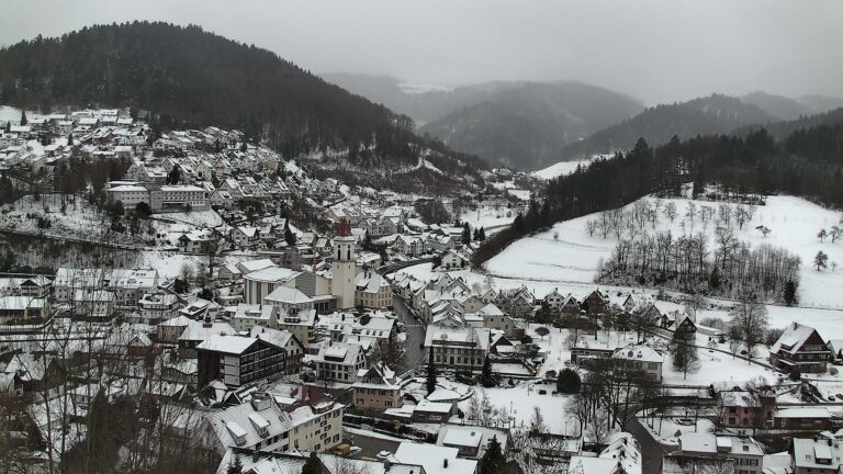 Dieses Bild zeigt eine Webcam-Aufnahme von Ottenhöfen, aufgenommen am Donnerstag, den 08.01.2026 um 13:10 Uhr