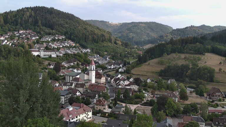 Dieses Bild zeigt eine Webcam-Aufnahme von Ottenhöfen, aufgenommen am Sonntag, den 16.08.2026 um 18:40 Uhr