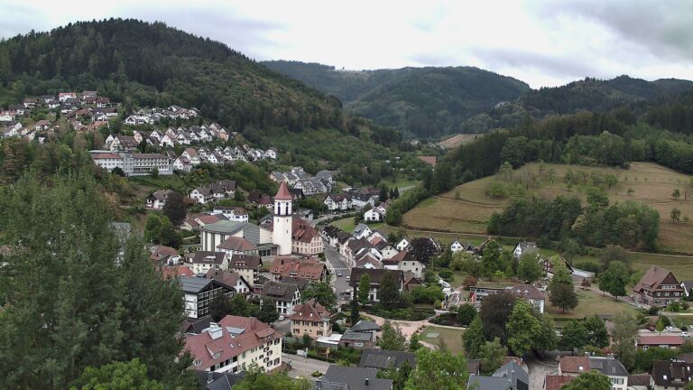 Dieses Bild zeigt eine Webcam-Aufnahme von Ottenhöfen, aufgenommen am Freitag, den 28.08.2026 um 13:20 Uhr