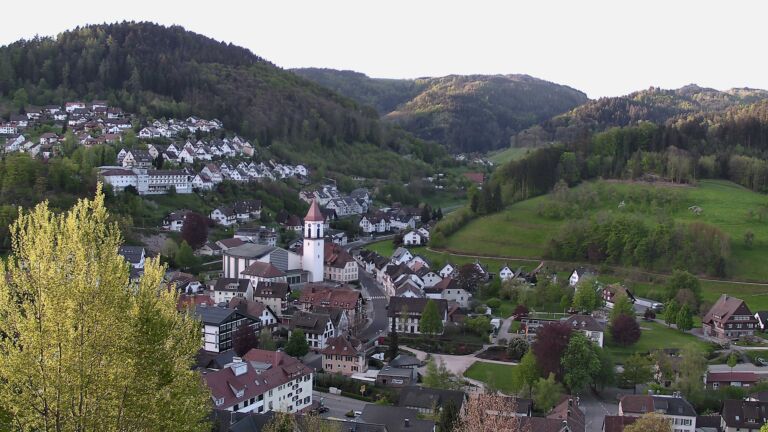Dieses Bild zeigt eine Webcam-Aufnahme von Ottenhöfen, aufgenommen am Montag, den 27.04.2026 um 07:10 Uhr