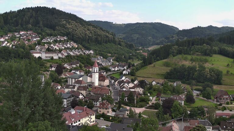 Dieses Bild zeigt eine Webcam-Aufnahme von Ottenhöfen, aufgenommen am Freitag, den 26.06.2026 um 19:00 Uhr