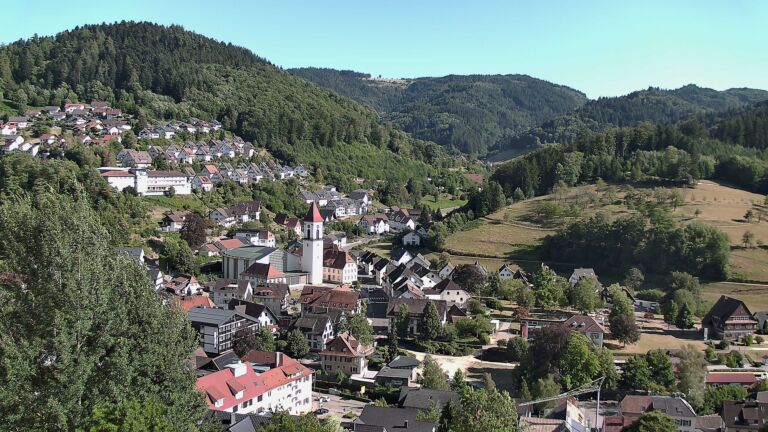 Dieses Bild zeigt eine Webcam-Aufnahme von Ottenhöfen, aufgenommen am Dienstag, den 28.07.2026 um 17:40 Uhr