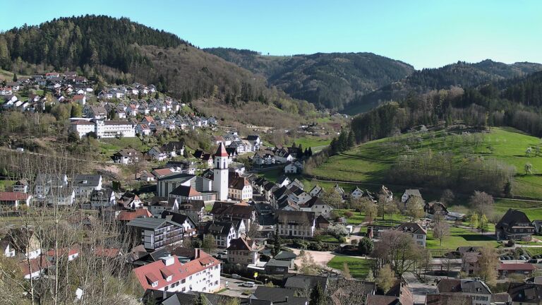 Dieses Bild zeigt eine Webcam-Aufnahme von Ottenhöfen, aufgenommen am Mittwoch, den 08.04.2026 um 17:20 Uhr