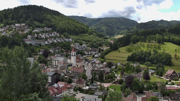 Dieses Bild zeigt eine Webcam-Aufnahme von Ottenhöfen, aufgenommen am Freitag, den 05.06.2026 um 12:10 Uhr
