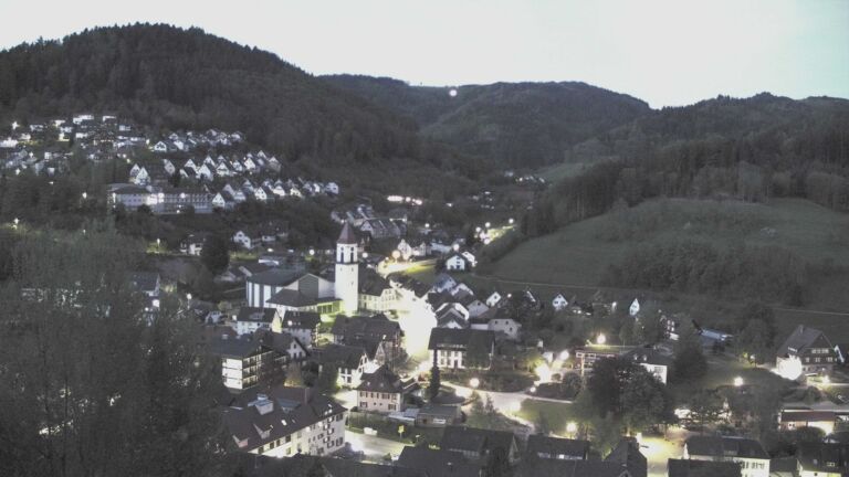 Dieses Bild zeigt eine Webcam-Aufnahme von Ottenhöfen, aufgenommen am Montag, den 27.04.2026 um 05:30 Uhr