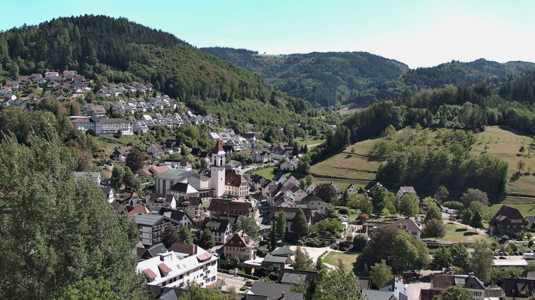 Dieses Bild zeigt eine Webcam-Aufnahme von Ottenhöfen, aufgenommen am Freitag, den 04.09.2026 um 15:00 Uhr