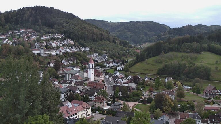 Dieses Bild zeigt eine Webcam-Aufnahme von Ottenhöfen, aufgenommen am Sonntag, den 11.10.2026 um 18:30 Uhr