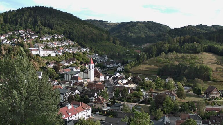 Dieses Bild zeigt eine Webcam-Aufnahme von Ottenhöfen, aufgenommen am Freitag, den 28.08.2026 um 18:50 Uhr