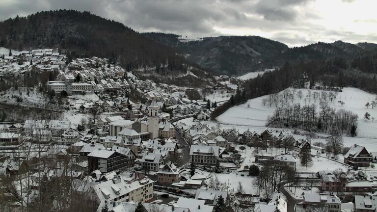 Dieses Bild zeigt eine Webcam-Aufnahme von Ottenhöfen, aufgenommen am Sonntag, den 04.01.2026 um 14:00 Uhr