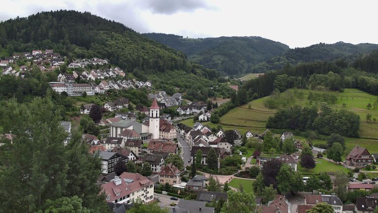 Dieses Bild zeigt eine Webcam-Aufnahme von Ottenhöfen, aufgenommen am Donnerstag, den 11.06.2026 um 12:10 Uhr