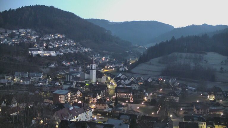 Dieses Bild zeigt eine Webcam-Aufnahme von Ottenhöfen, aufgenommen am Freitag, den 26.12.2025 um 17:10 Uhr