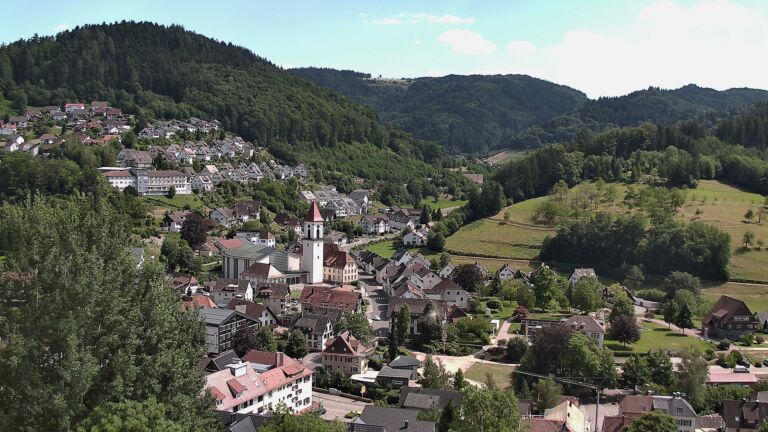 Dieses Bild zeigt eine Webcam-Aufnahme von Ottenhöfen, aufgenommen am Montag, den 06.07.2026 um 15:30 Uhr