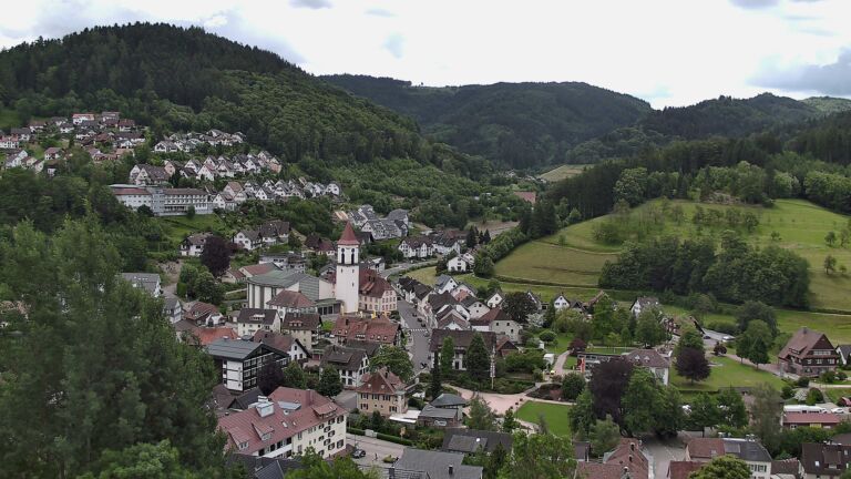 Dieses Bild zeigt eine Webcam-Aufnahme von Ottenhöfen, aufgenommen am Freitag, den 05.06.2026 um 12:00 Uhr