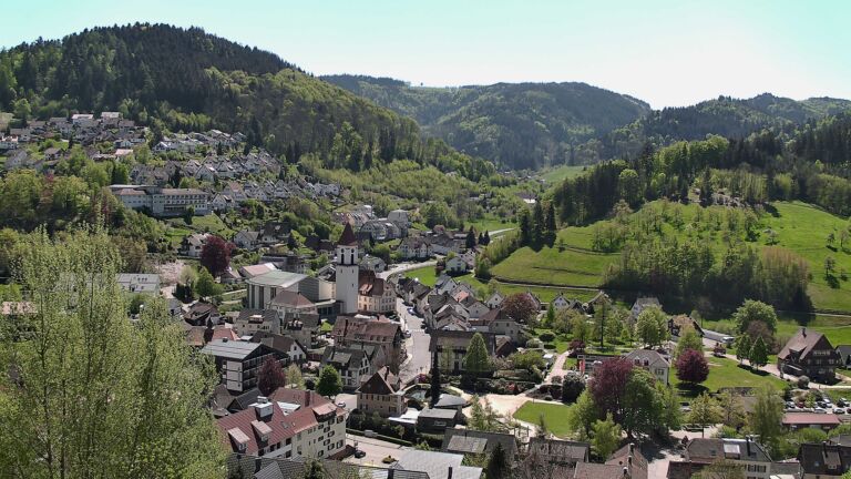 Dieses Bild zeigt eine Webcam-Aufnahme von Ottenhöfen, aufgenommen am Samstag, den 25.04.2026 um 13:00 Uhr
