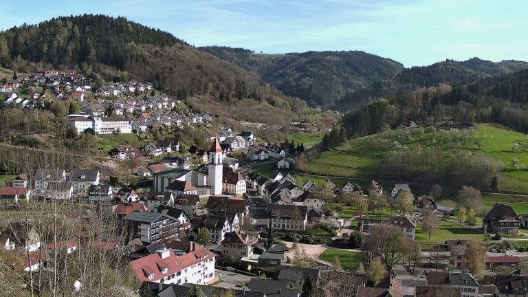 Dieses Bild zeigt eine Webcam-Aufnahme von Ottenhöfen, aufgenommen am Donnerstag, den 09.04.2026 um 17:30 Uhr