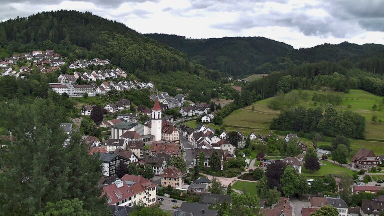 Dieses Bild zeigt eine Webcam-Aufnahme von Ottenhöfen, aufgenommen am Donnerstag, den 11.06.2026 um 17:30 Uhr