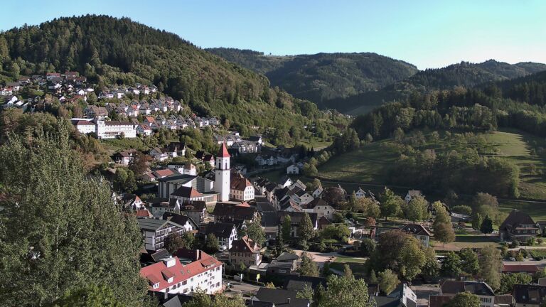 Dieses Bild zeigt eine Webcam-Aufnahme von Ottenhöfen, aufgenommen am Dienstag, den 22.09.2026 um 17:30 Uhr