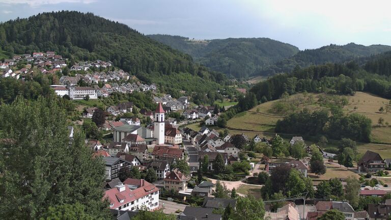 Dieses Bild zeigt eine Webcam-Aufnahme von Ottenhöfen, aufgenommen am Samstag, den 18.07.2026 um 16:50 Uhr