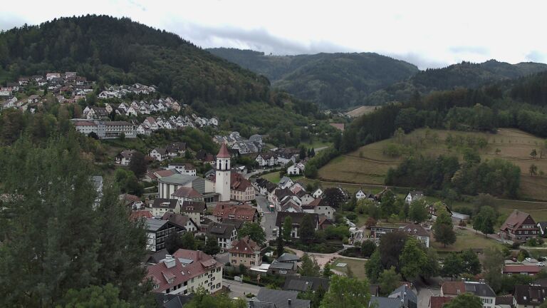 Dieses Bild zeigt eine Webcam-Aufnahme von Ottenhöfen, aufgenommen am Freitag, den 28.08.2026 um 13:40 Uhr