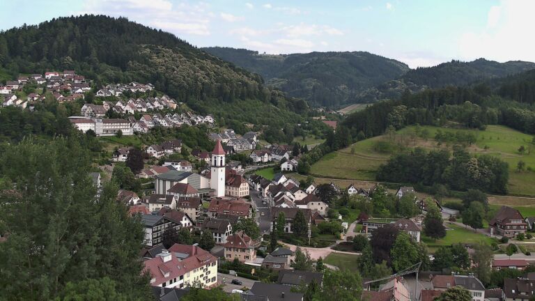 Dieses Bild zeigt eine Webcam-Aufnahme von Ottenhöfen, aufgenommen am Freitag, den 26.06.2026 um 18:50 Uhr