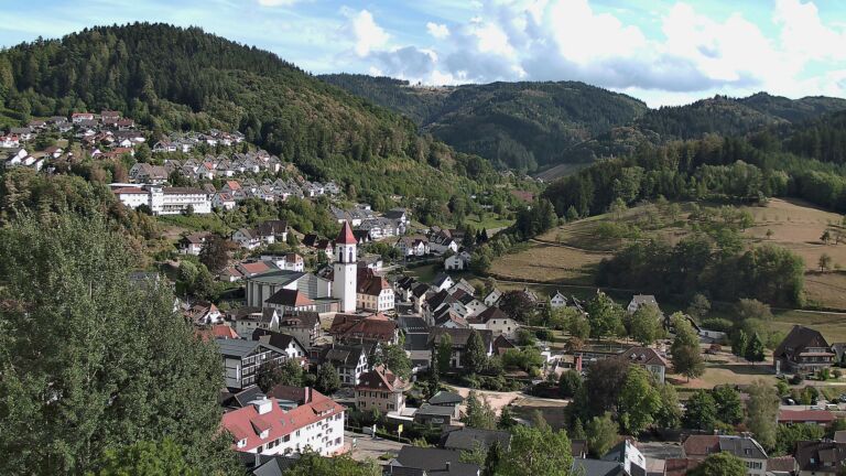 Dieses Bild zeigt eine Webcam-Aufnahme von Ottenhöfen, aufgenommen am Samstag, den 22.08.2026 um 17:30 Uhr