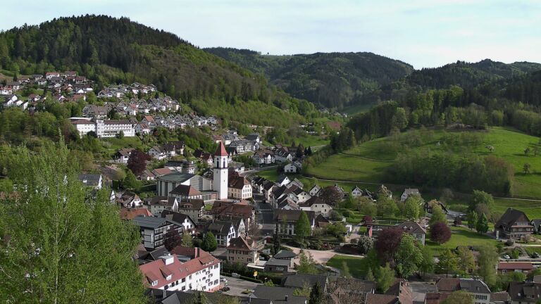 Dieses Bild zeigt eine Webcam-Aufnahme von Ottenhöfen, aufgenommen am Montag, den 27.04.2026 um 17:40 Uhr