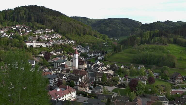 Dieses Bild zeigt eine Webcam-Aufnahme von Ottenhöfen, aufgenommen am Montag, den 27.04.2026 um 19:30 Uhr