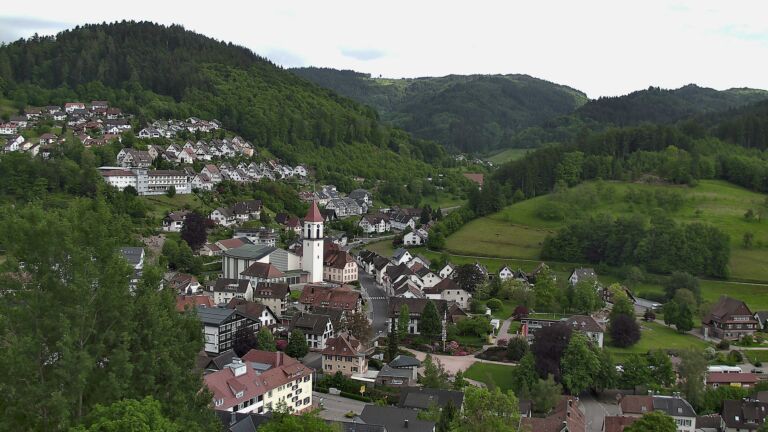 Dieses Bild zeigt eine Webcam-Aufnahme von Ottenhöfen, aufgenommen am Mittwoch, den 20.05.2026 um 18:00 Uhr