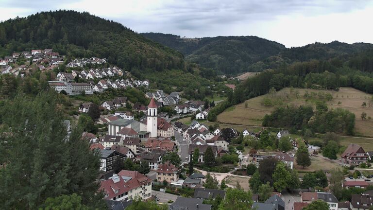 Dieses Bild zeigt eine Webcam-Aufnahme von Ottenhöfen, aufgenommen am Montag, den 24.08.2026 um 16:00 Uhr