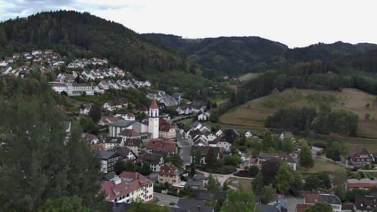 Dieses Bild zeigt eine Webcam-Aufnahme von Ottenhöfen, aufgenommen am Freitag, den 28.08.2026 um 18:10 Uhr