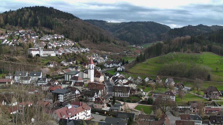 Dieses Bild zeigt eine Webcam-Aufnahme von Ottenhöfen, aufgenommen am Sonntag, den 05.04.2026 um 17:50 Uhr