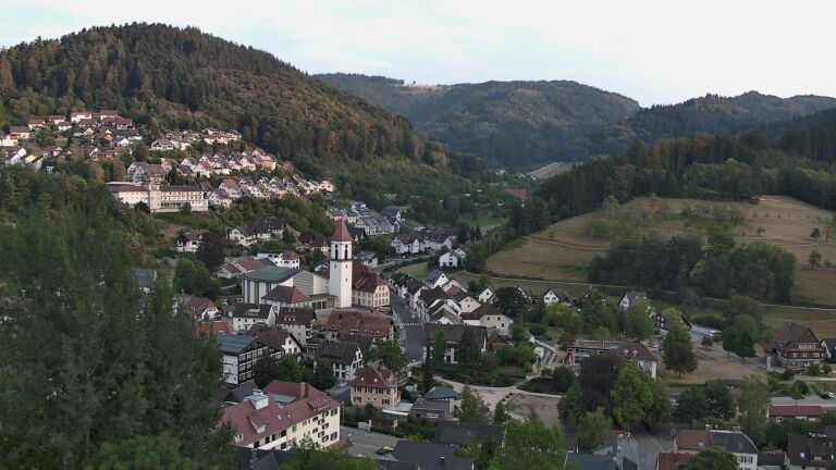 Dieses Bild zeigt eine Webcam-Aufnahme von Ottenhöfen, aufgenommen am Sonntag, den 16.08.2026 um 19:50 Uhr