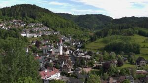 Dieses Bild zeigt eine Webcam-Aufnahme von Ottenhöfen, aufgenommen am Montag, den 18.05.2026 um 17:30 Uhr