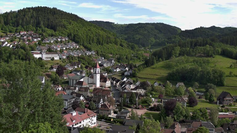 Dieses Bild zeigt eine Webcam-Aufnahme von Ottenhöfen, aufgenommen am Montag, den 18.05.2026 um 17:30 Uhr
