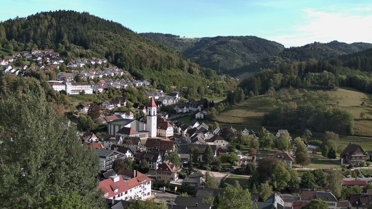 Dieses Bild zeigt eine Webcam-Aufnahme von Ottenhöfen, aufgenommen am Sonntag, den 06.09.2026 um 17:50 Uhr